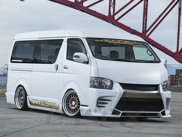 ハイエース カスタム ここにステッカーを張るだけでレーシー感が出る 0系ハイエース Nv350キャラバン専門店 カスタム 買取 カスタムパーツなら大阪 横浜 東京のcrs