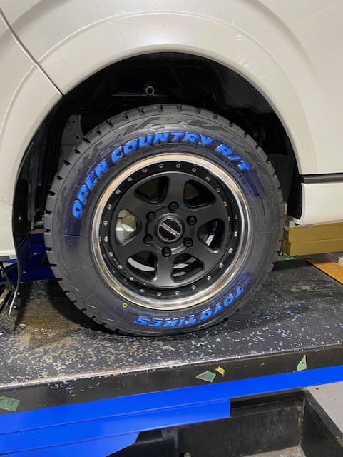 現行ハイエース200系 純正タイヤ