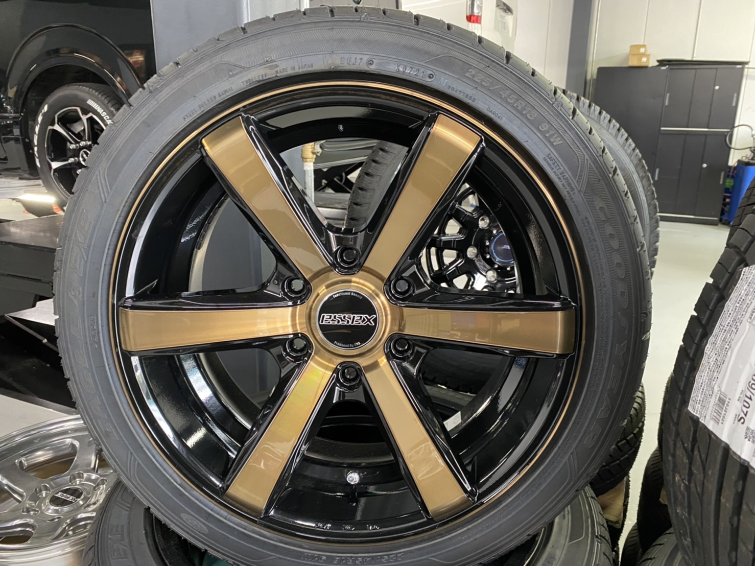 ハイエース レンソ18インチ ブロンズホイール225/40R18