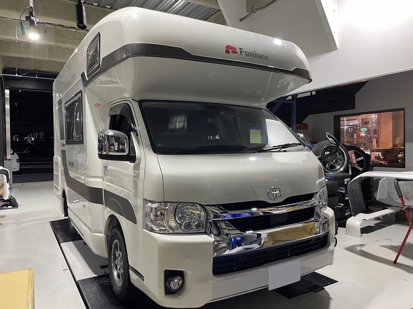 キャンピングカー新車四駆 ハイエース