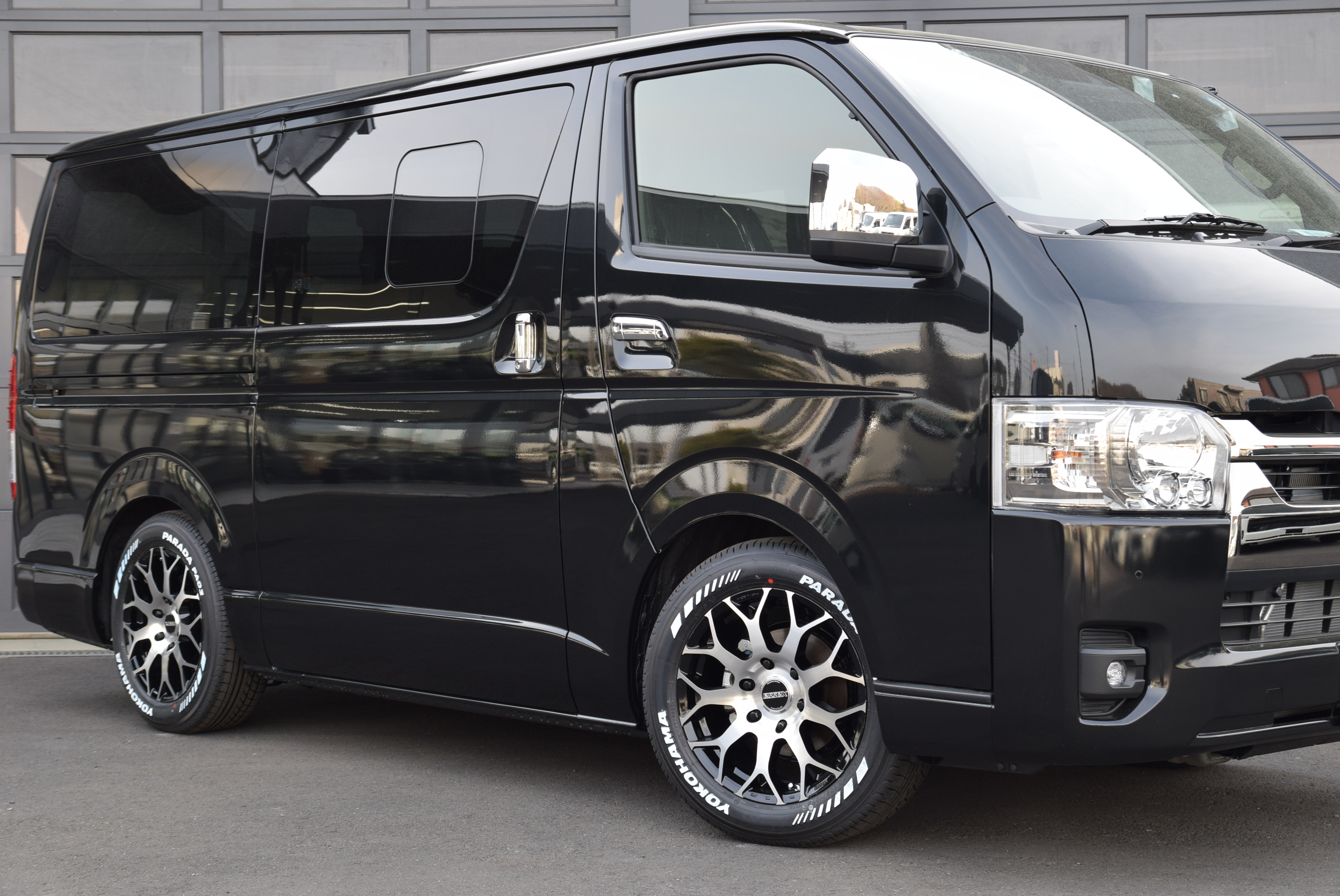 ハイエース 200系 アイズシェード ブラッキー/ブラック