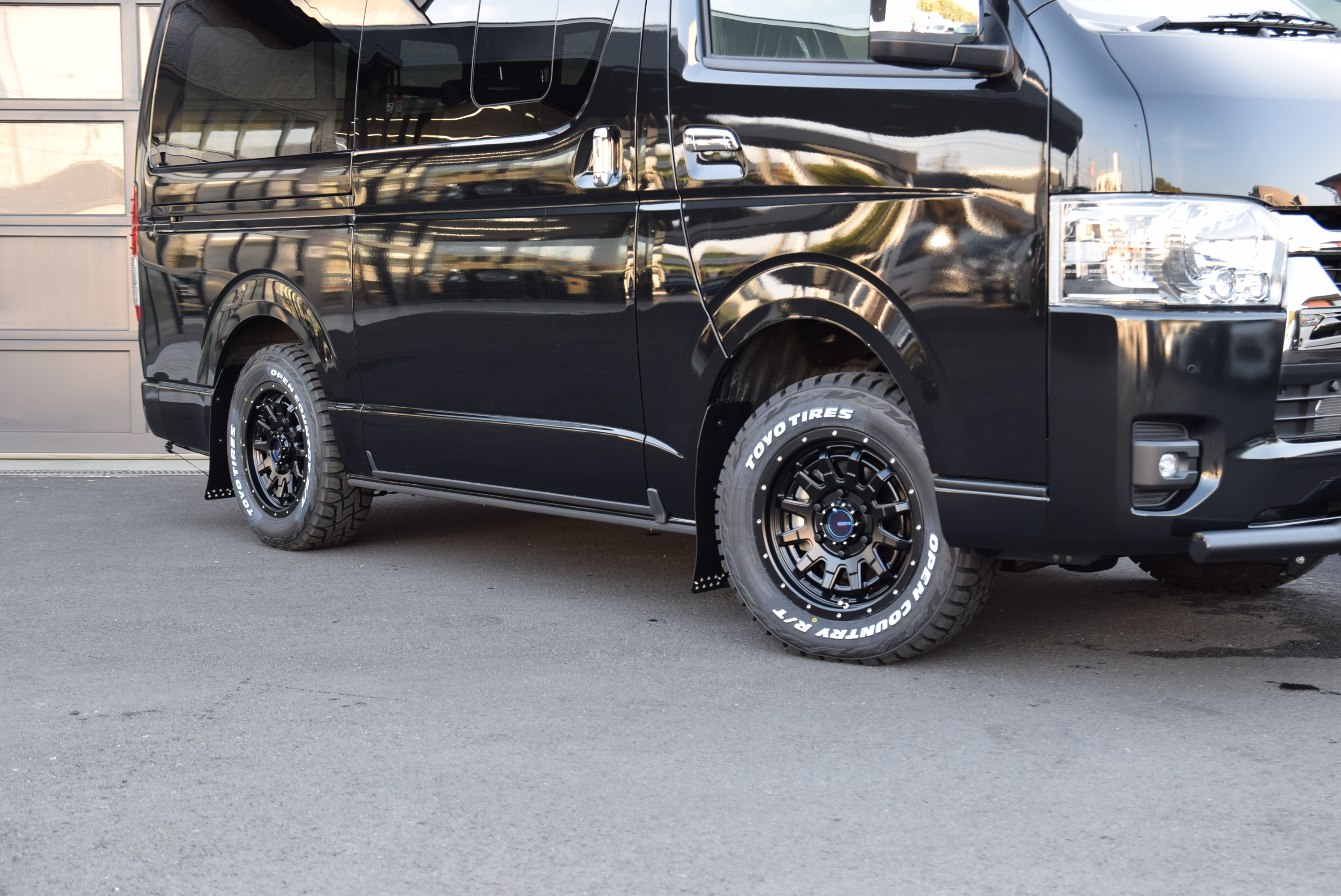 ハイエースDPⅡ 4WD 2800㏄ 2/5人乗り ブラックマイカ オフロード