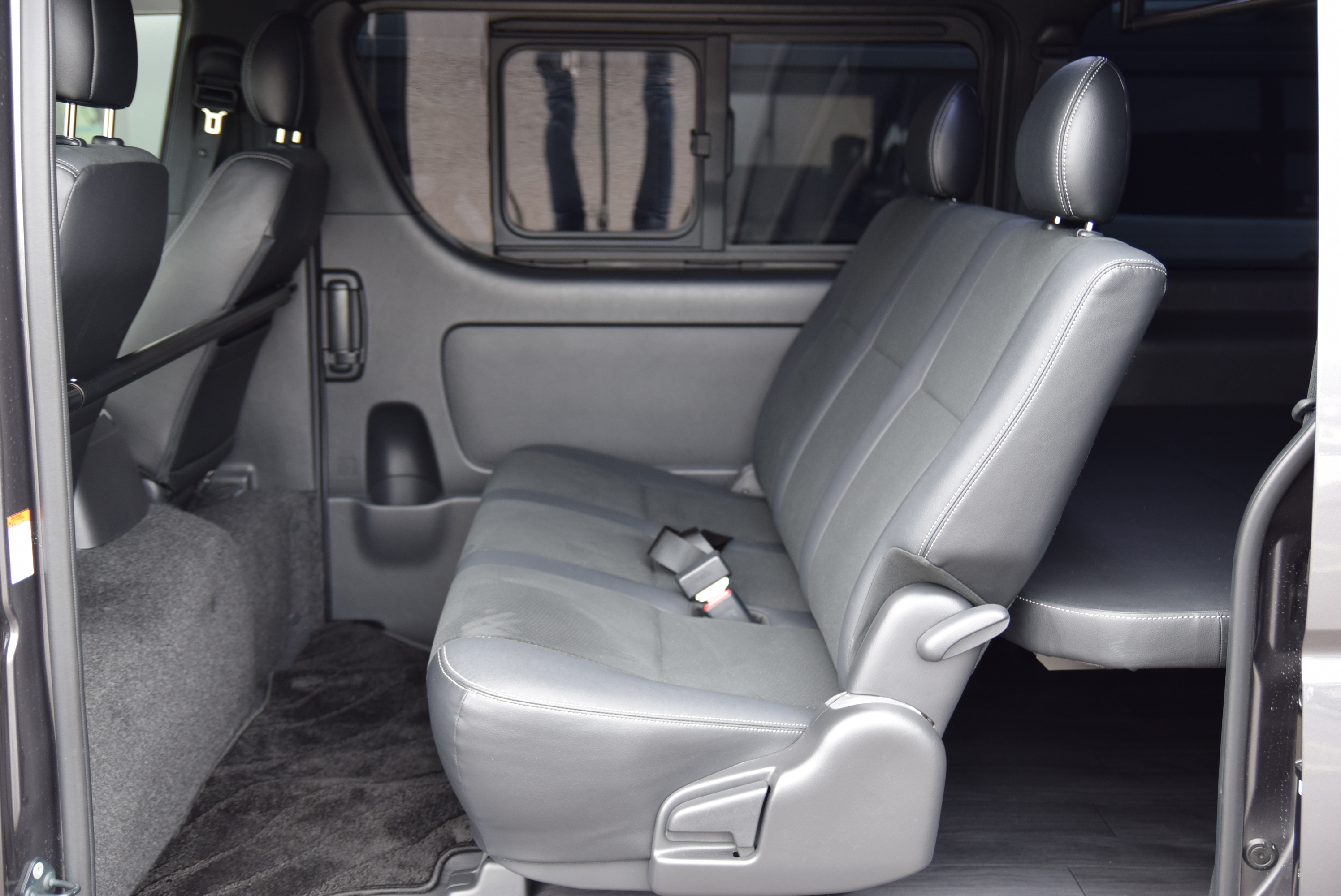 ●ハイエース200系ダークプライムS-GLセンター&リヤピラートリム新車外し品● ○ハイエース200系ダークプライムS-GLセンター&リヤピラートリム