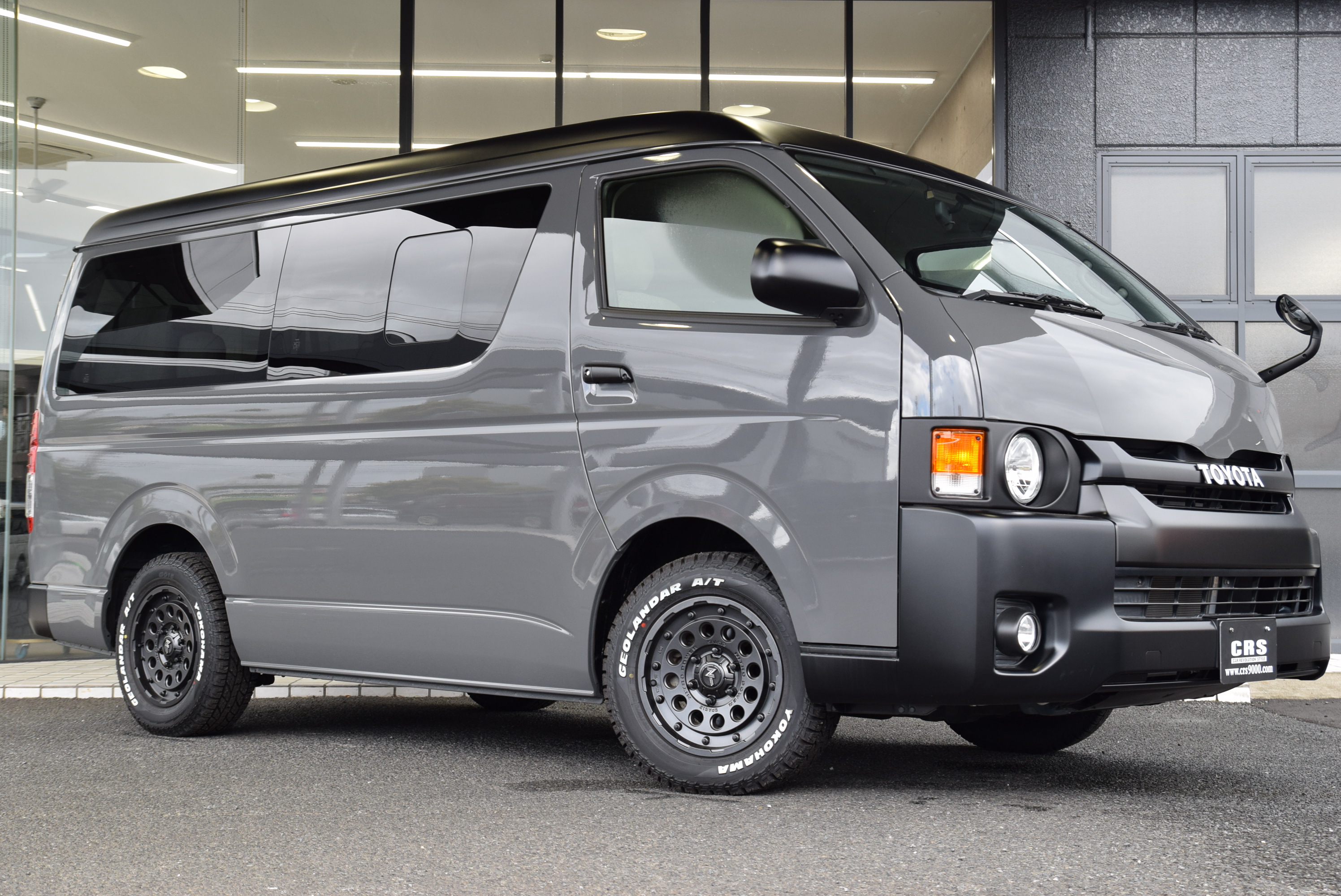 ハイエース WAVE2.3 助手席側小窓用 黒塗装 アタッチメント付き ハイエース WAVE2.3 助手席側小窓用 黒塗装 アタッチメント付き
