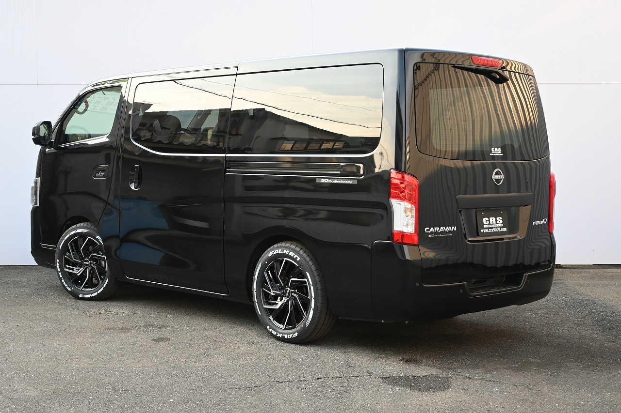 そうま様 ハイエース50% 新車ハイエースバン 4WDが50周年特別仕様で白黒2台 同時入庫しま