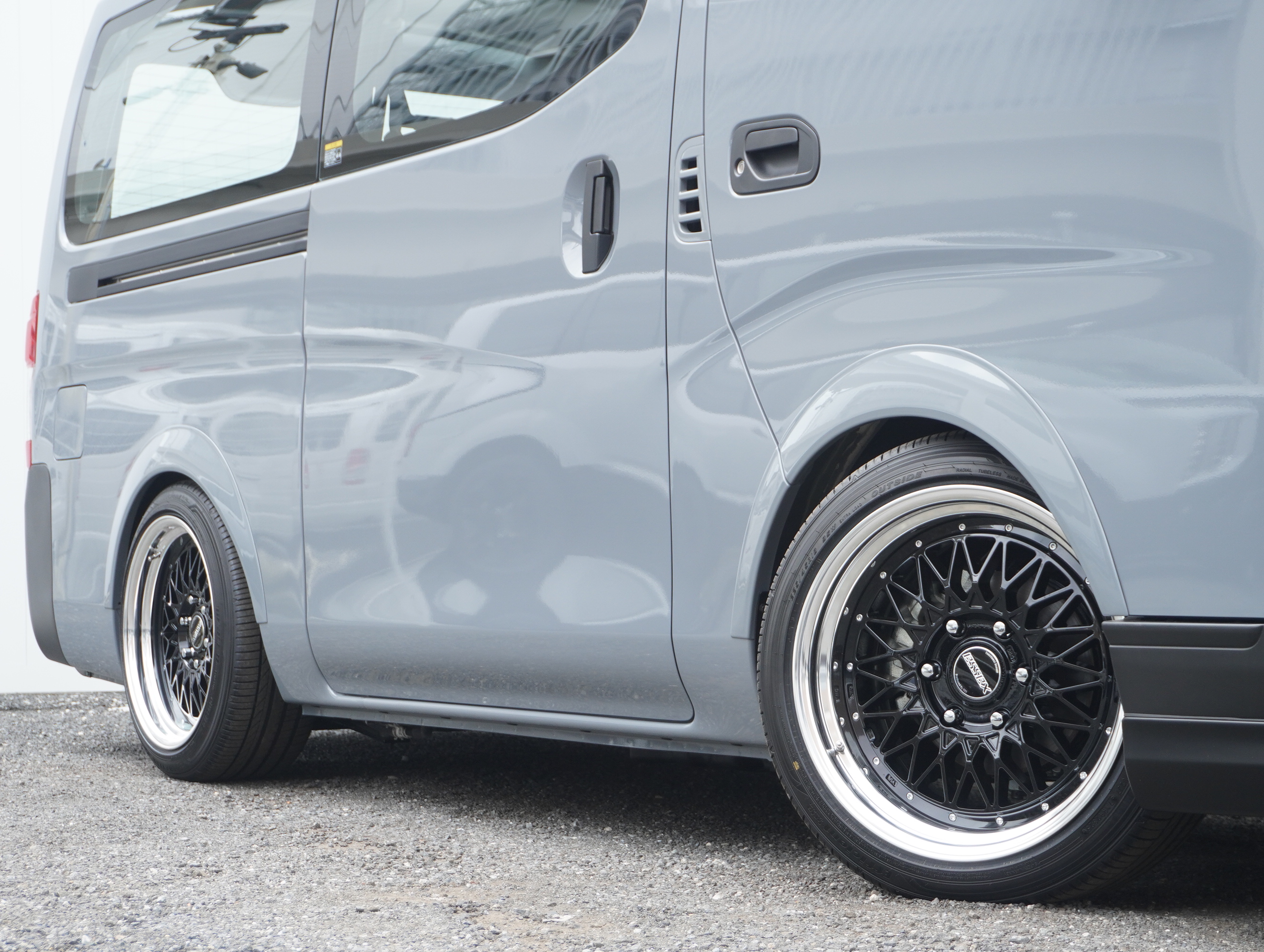 国産　2023年製　215/60R17C 2本　ハイエース　キャラバン ハイエースバン 2023（令和5）年式の中古車を探すなら【グーネット】