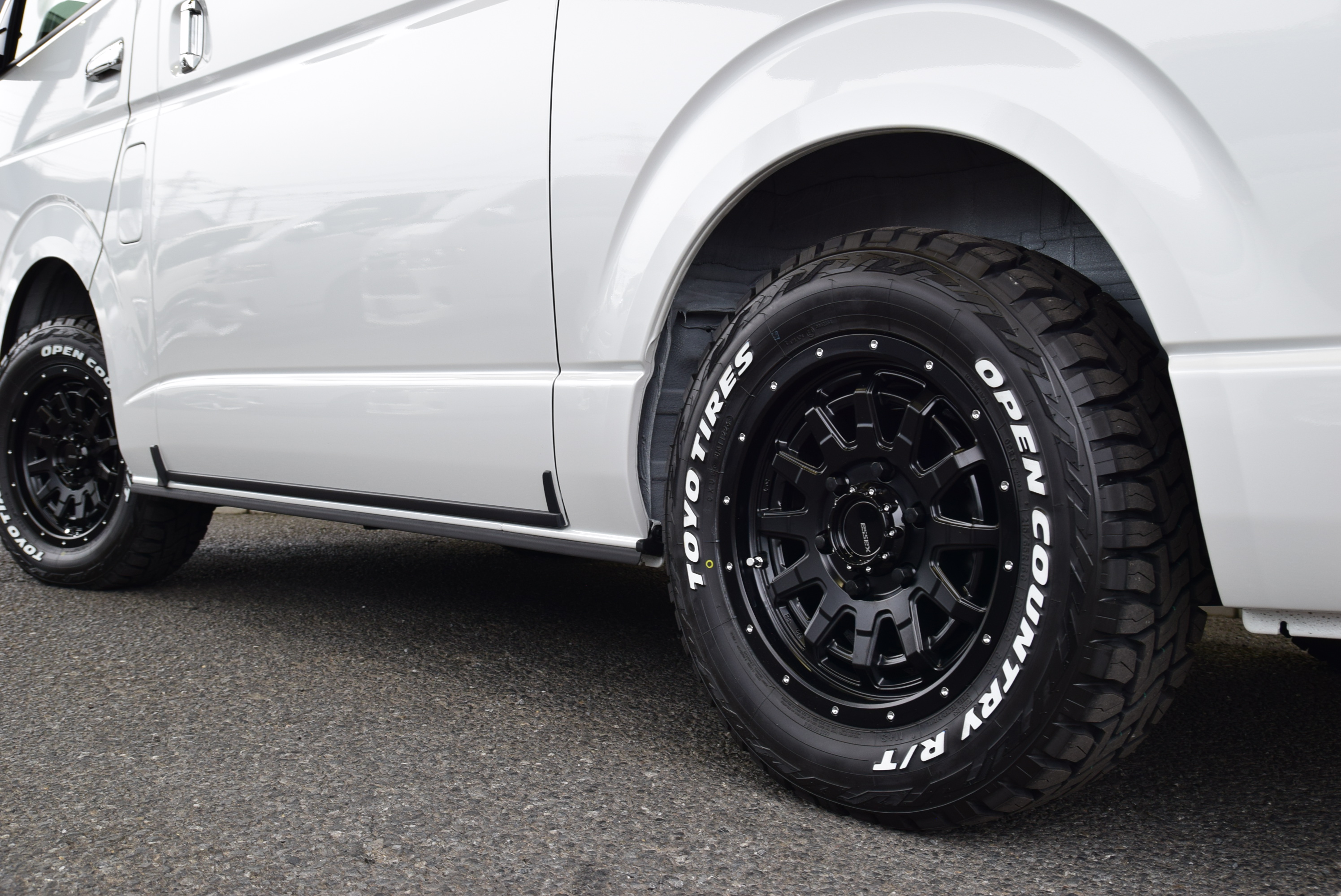 6702 9型ハイエースバン DARK PRIME Ⅱ 2,800cc(ディーゼル車) 2/5人