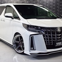 2018年式　アルファード　中古車　1.0万kmのサムネイル