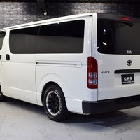 2017年　ハイエース　中古車　0.9万Kmのサムネイル