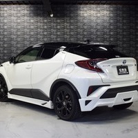 2019年式　トヨタC-HR　ハイブリッド　中古車　1.5万kmのサムネイル