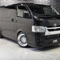 新車　ハイエース　4のサムネイル