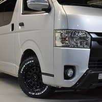 H26年式　ハイエース S-GL 2WD3000cc（ディーゼル車）5人乗車　8.9万ｋｍのサムネイル