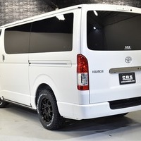 8 CRSコンプリート ハイエース S-GL DPⅡ 4WD 2,800CC ディーゼル車 5人乗りのサムネイル