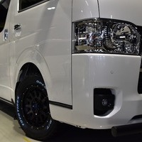 3⃣ 4WD-PKG JAOS ハイエース 4WD 2,800CC ディーゼル車 5人乗り 即納車のサムネイル