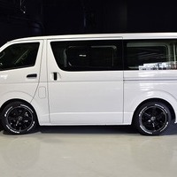 ⑱ コントラスト-PKG ハイエース DX 2WD 2,000CC ガソリン車 5Dr 3/6人乗り 即納車のサムネイル