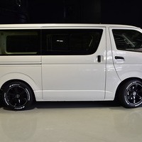 ⑱ コントラスト-PKG ハイエース DX 2WD 2,000CC ガソリン車 5Dr 3/6人乗り 即納車のサムネイル