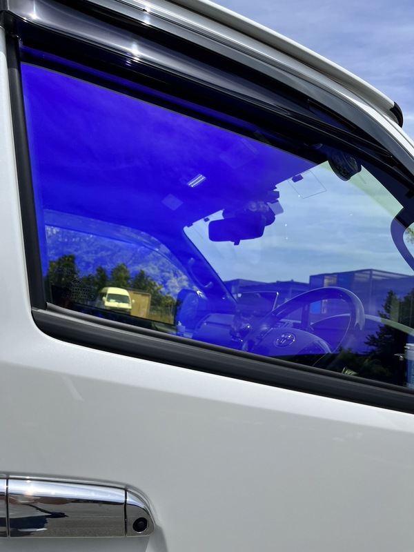 【ESSEX 新商品ピュアガラス登場】ハイエースの運転席&助手席ガラスに色のついたガラス付けてみたくないですか？5/20,5/21のご予約で特別価格にてご案内！