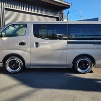 キャラバン　50th　Anniversary（50周年記念車）2WD　2000cc　ガソリン車　5人乗りのサムネイル