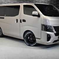 3858 日産 キャラバン CRSコンプリート GRANDプレミアム GX 50thアニバーサリー 2WD 2,400CC ディーゼル車 5人乗りのサムネイル