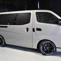 63.キャラバン CRSコンプリート GRAND PREMIUM GX 50thアニバーサリー 2WD 2,400ccディーゼル車 オートスライドドアのサムネイル