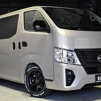 63.キャラバン CRSコンプリート GRAND PREMIUM GX 50thアニバーサリー 2WD 2,400ccディーゼル車 オートスライドドアのサムネイル