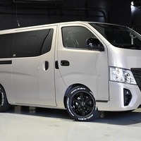 63.キャラバン CRSコンプリート GRAND PREMIUM GX 50thアニバーサリー 2WD 2,400ccディーゼル車 オートスライドドアのサムネイル