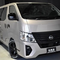 63.キャラバン CRSコンプリート GRAND PREMIUM GX 50thアニバーサリー 2WD 2,400ccディーゼル車 オートスライドドアのサムネイル