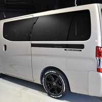 63.キャラバン CRSコンプリート GRAND PREMIUM GX 50thアニバーサリー 2WD 2,400ccディーゼル車 オートスライドドアのサムネイル