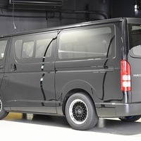 4152． コントラストパッケージ ハイエース バン DX 2WD 2000cc ガソリン車 3/6人乗り　のサムネイル