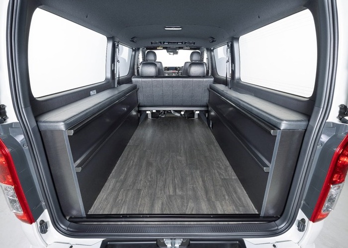 HIACE S-GL COMPLETE「ATTICS VAN」VAN　1or4ナンバー　5人乗りのサムネイル