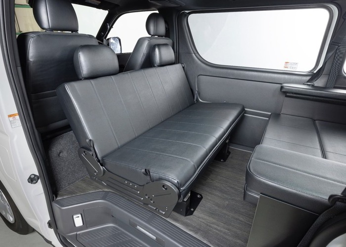 HIACE S-GL COMPLETE「ATTICS VAN」VAN　1or4ナンバー　5人乗りのサムネイル