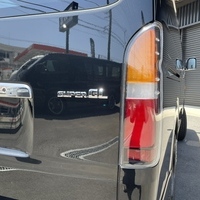 3949　令和5年式　ハイエース　スーパーGL　4WD　2800cc　ディーゼル車　5人乗り　80kmのサムネイル