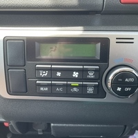 3949　令和5年式　ハイエース　スーパーGL　4WD　2800cc　ディーゼル車　5人乗り　80kmのサムネイル