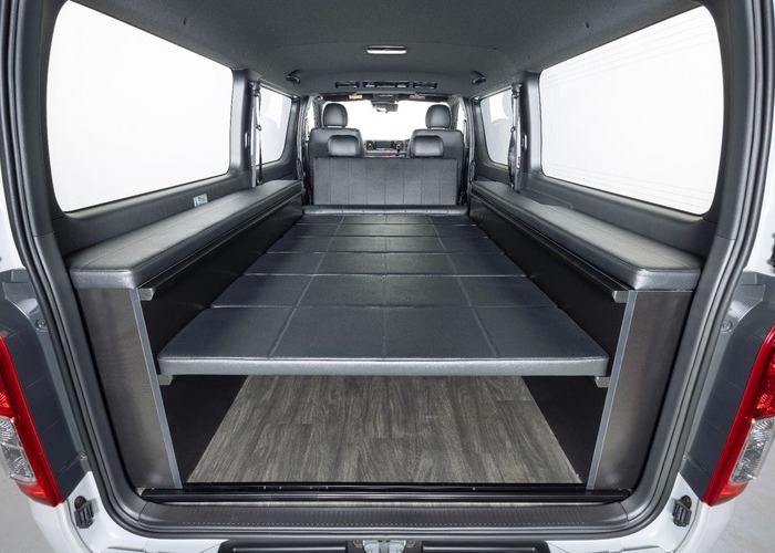 HIACE S-GL COMPLETE「ATTICS VAN」VAN　1or4ナンバー　5人乗りのサムネイル