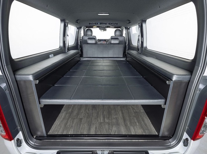 HIACE S-GL COMPLETE「ATTICS VAN」VAN　1or4ナンバー　5人乗りのサムネイル