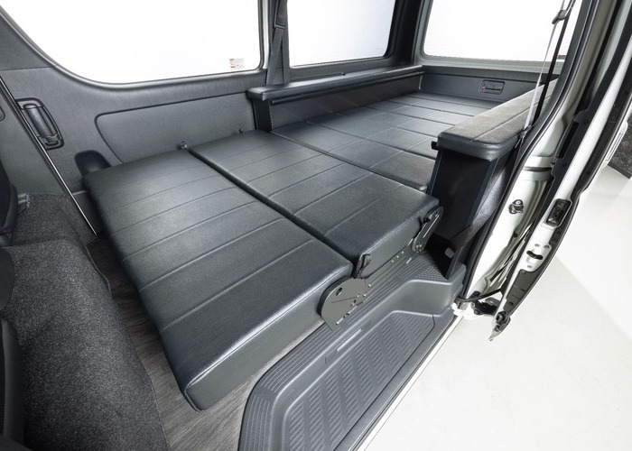 HIACE S-GL COMPLETE「ATTICS VAN」VAN　1or4ナンバー　5人乗りのサムネイル