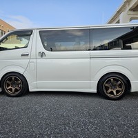 4637　平成30年式　ハイエース　スーパーGL　ダークプライム　2WD　2000cc　ガソリン車　5人乗り　2.7万kmのサムネイル