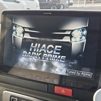 4637　平成30年式　ハイエース　スーパーGL　ダークプライム　2WD　2000cc　ガソリン車　5人乗り　2.7万kmのサムネイル