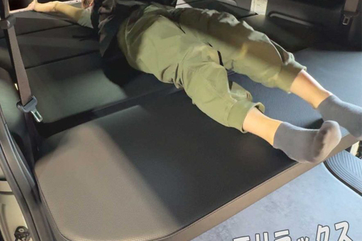 ハイエース専用のベッドキット。手軽にキャンピング仕様にできる跳ね上げ式もおすすめ！人気のベッドキット４選。サムネイル