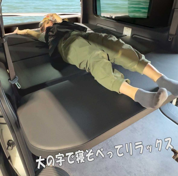 ハイエース専用のベッドキット。手軽にキャンピング仕様にできる跳ね上げ式もおすすめ！人気のベッドキット４選。