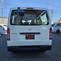 4867　令和6年式　ハイエース　DX　2WD　2000cc　ガソリン車　6人乗り　17kmのサムネイル
