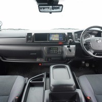 4864 令和4年式 ハイエース スーパーGL ダークプライム2　2WD 2,800cc (ディーゼル) 2/5人乗車 2.7万kmのサムネイル