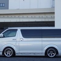 4973　ハイエース　50thアニバーサリーLIMITED　2WD　2000cc　ガソリン車　5人乗り　1.3万kmのサムネイル