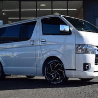 4980　令和5年式　ハイエース　スーパーGL　ダークプライムⅡ　2WD　2000cc　ガソリン車　5人乗り　1.4万km　のサムネイル
