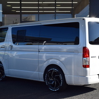 4980　令和5年式　ハイエース　スーパーGL　ダークプライムⅡ　2WD　2000cc　ガソリン車　5人乗り　1.4万km　のサムネイル