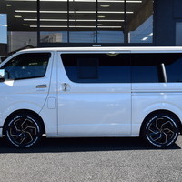 4980　令和5年式　ハイエース　スーパーGL　ダークプライムⅡ　2WD　2000cc　ガソリン車　5人乗り　1.4万km　のサムネイル