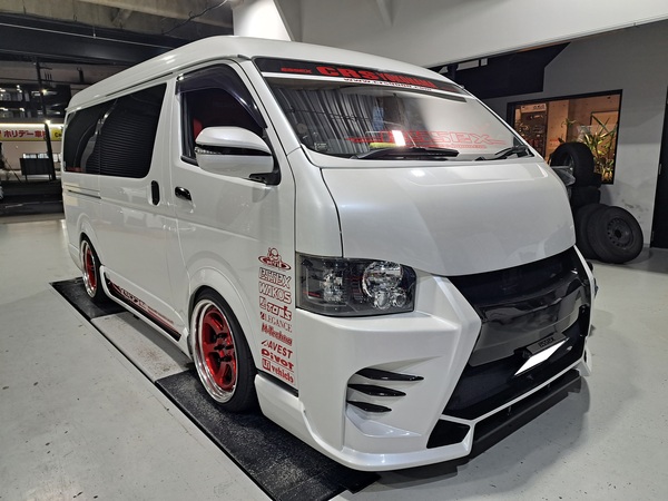 CRS横浜　ハイエースカスタム　フロントバナーとLED打ち換え