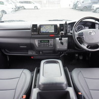 4961　令和4年式　ハイエース　スーパーGL　ダークプライムⅡ　2WD　2000cc　ガソリン車　5人乗り　8.0万kmのサムネイル