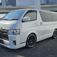 5008　令和1年式　ハイエース　スーパーGL　ダークプライムⅡ　2WD　2000cc　ガソリン車　5人乗り　4.9万kmのサムネイル
