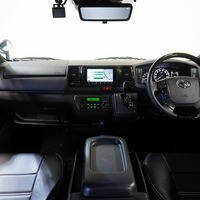 5424 令和6年式 ハイエース スーパーGL ダークプライムⅡ 4WD 2,800cc (ディーゼル車) 2/5人乗車 0.95万kmのサムネイル